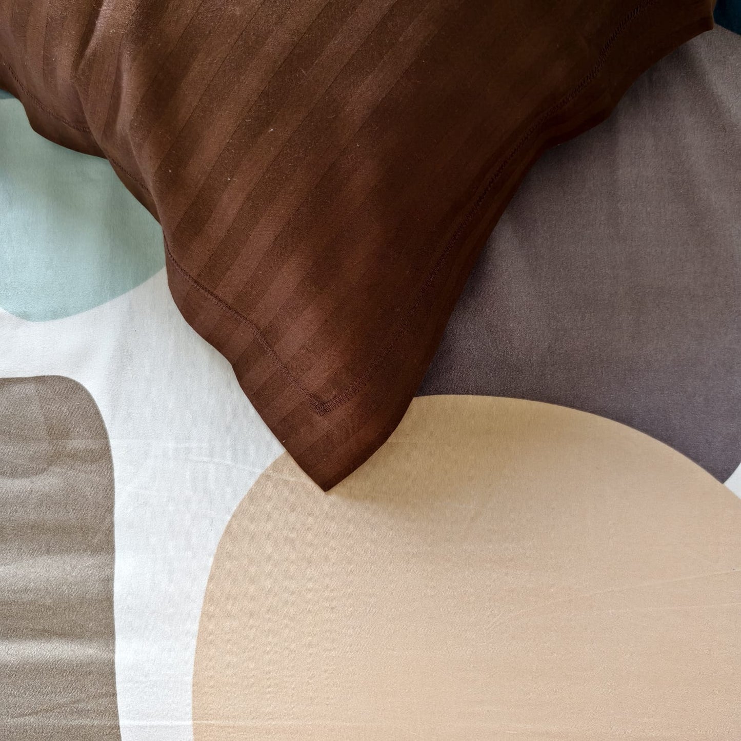 GEOMETRIC QUEEN SIZE GLAZE COTTON BEDSHEET SET- MULTICOLOUR