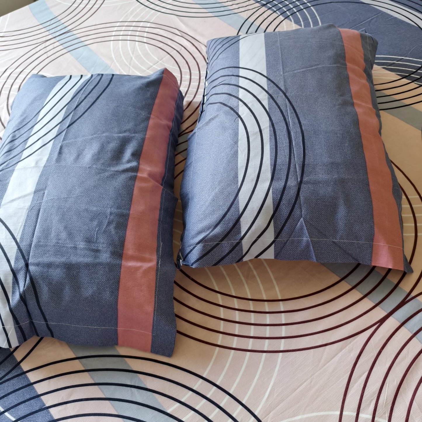 GEOMETRIC QUEEN SIZE GLAZE COTTON BEDSHEET SET- MULTICOLOUR