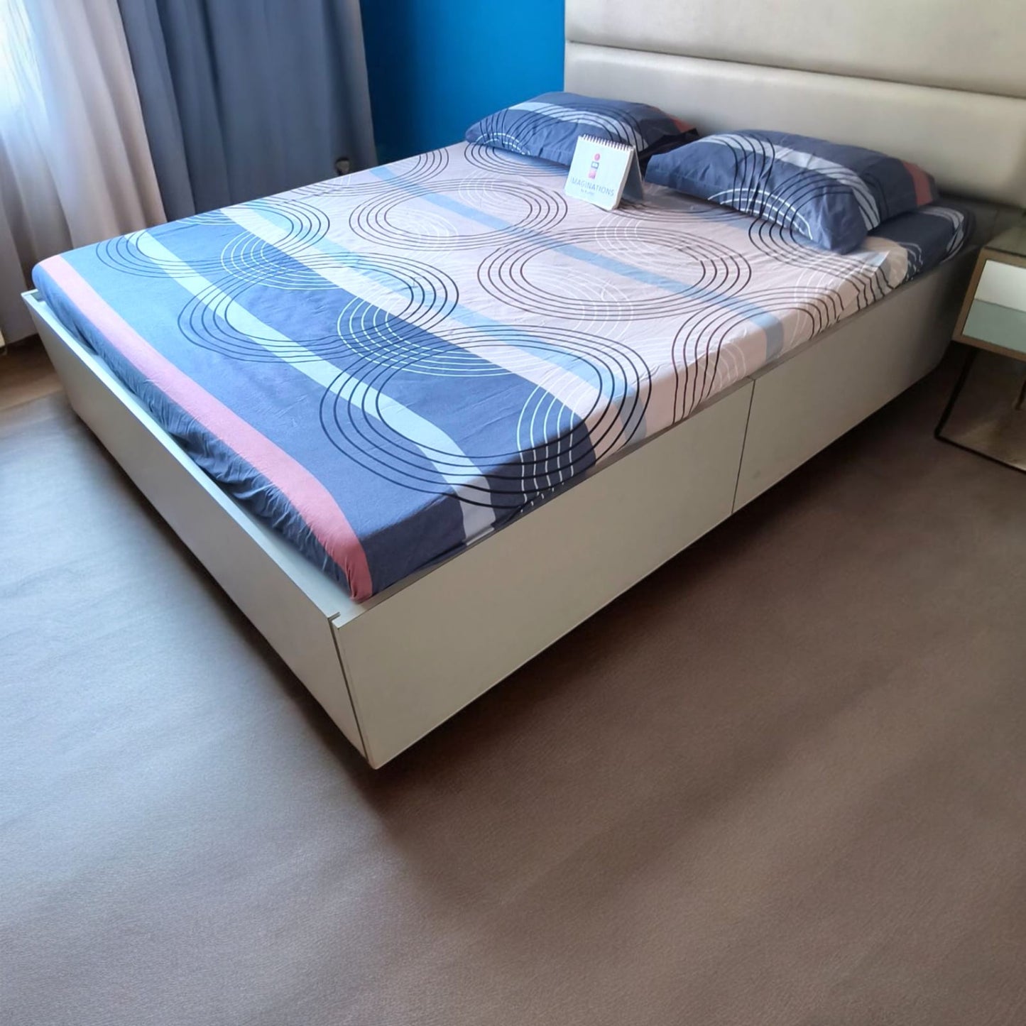 GEOMETRIC QUEEN SIZE GLAZE COTTON BEDSHEET SET- MULTICOLOUR