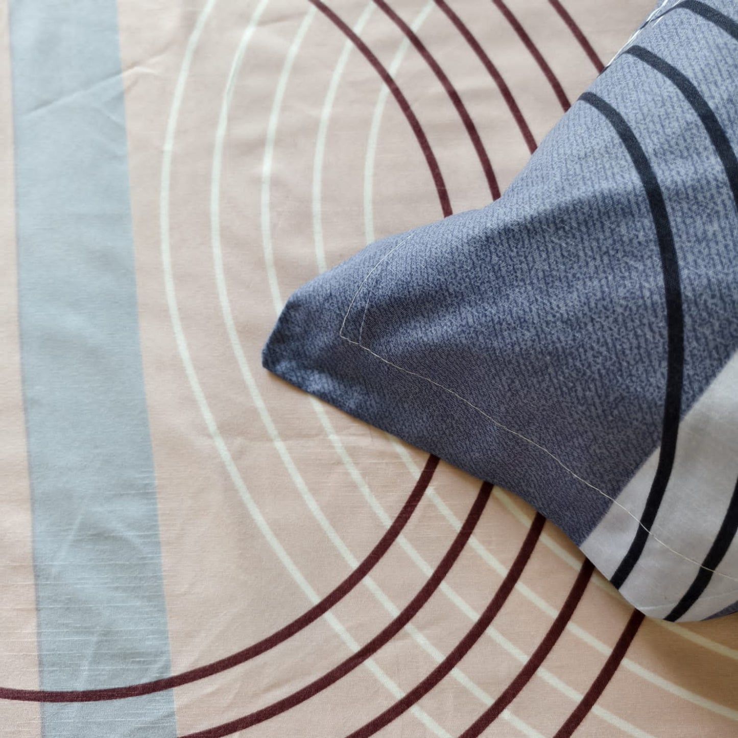 GEOMETRIC QUEEN SIZE GLAZE COTTON BEDSHEET SET- MULTICOLOUR